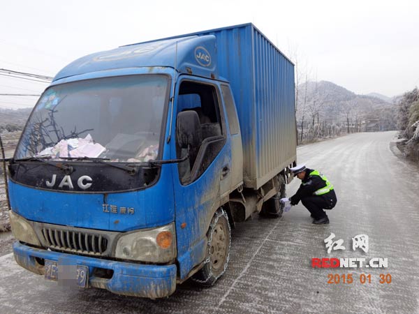 隆回交警大队小沙江中队民警检查货车防滑链