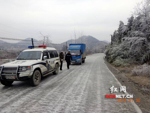 隆回交警大队小沙江中队引导车辆安全通行