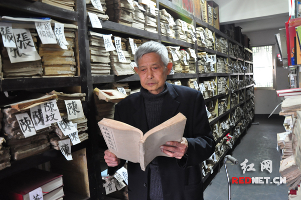 著名中华民族源流史专家何光岳生前曾接受红网专访，称每天的大部分时间都是在自己的藏书楼度过。