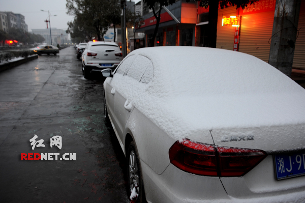 路面尚未结冰，但已对交通带来一定影响。