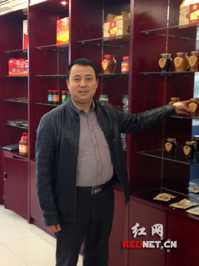 梁嘉食品董事长介绍豆豉产业衍生出来的系列产品。