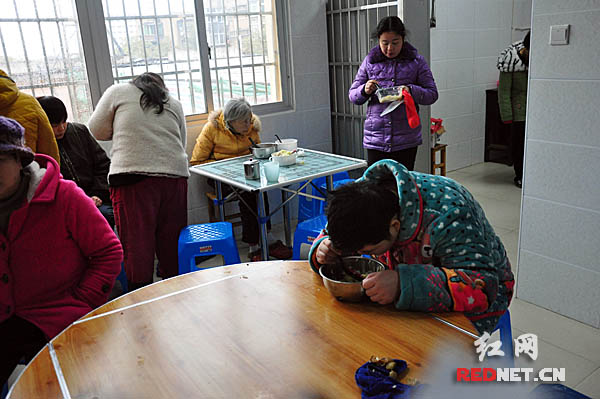 得到救治救助的重性精神疾病患者在湘潭江麓医院女病区食堂就餐。