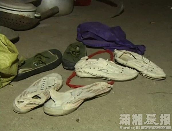 1月31日，在王南山住的出租屋内，原先藏钱的鞋子被丢在地上，钱不翼而飞。.jpg