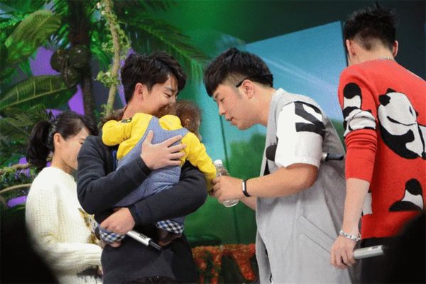 黄轩与六毛亲昵互动