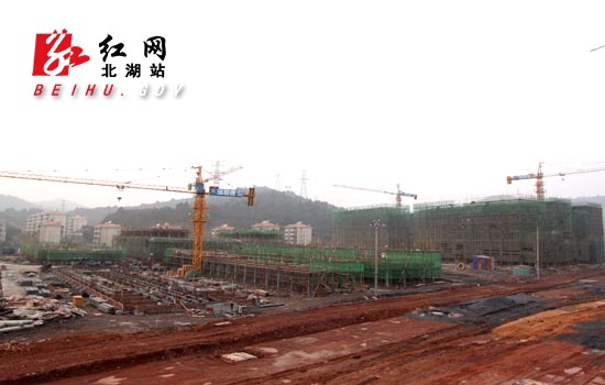 图为省市区重点建设项目湘南综合大市场建设现场。 红网北湖2月2日讯(通讯员 梁俐佳 黄福军)2月2日,记者来到北湖区湘南综合大市场建设现场,看到是一片热火朝天的施工场面。近年来,北湖区实施退二进三战略,着力发展以城市经济这主体的现代服务业,计划在三年内总投资300亿元,重点推进郴州汽车城、湘南综合大市场、高璧综合大市场等专业市场和高端城市商业综合体建设。目前,在建项目进展顺利。