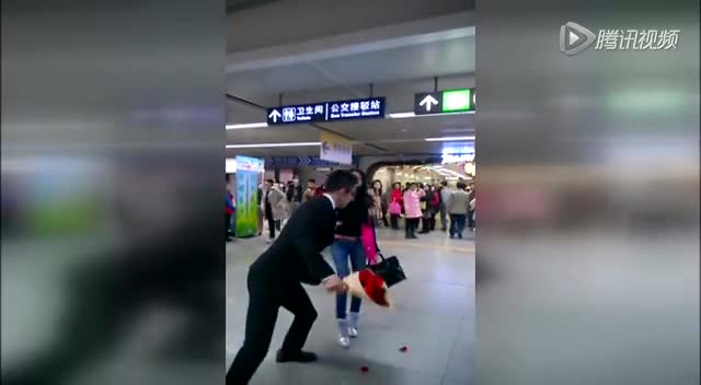 深圳一女子因不化妆遭男友嫌弃被当街分手截图