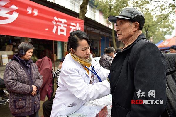 县人民医院专家为农民义诊