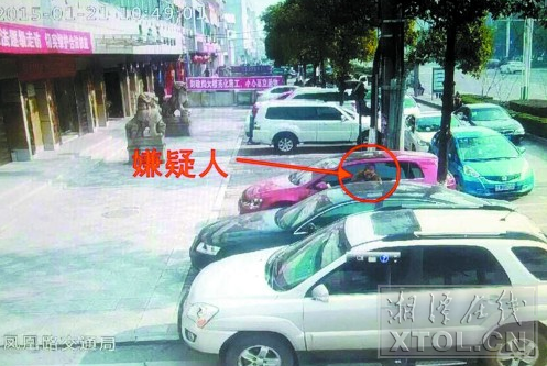  监控视频拍下了邓某开车门盗窃的全过程