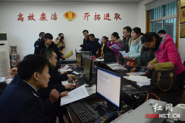 长沙县部分纳税人因行政区划调整，前往暮云税务分局办理迁移手续。