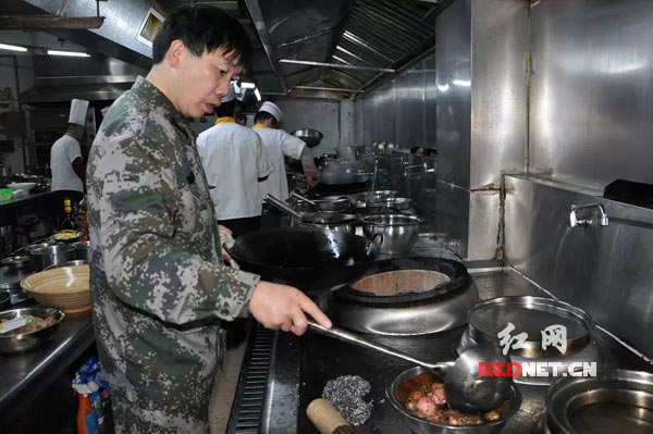武冈烹饪大师唐升文现场做菜