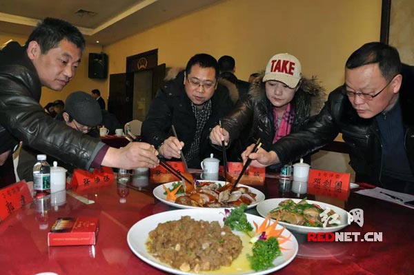 湖南省内美食专家认真品菜
