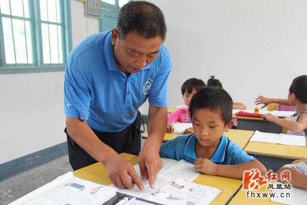 凤凰发放1300万农村教师津补贴 提升从教幸福