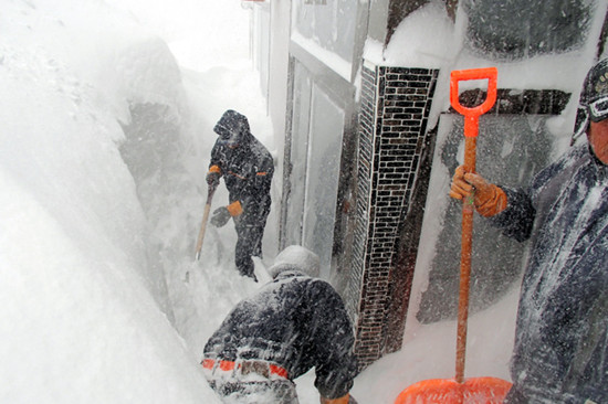 北海道遭遇创纪录大雪居民窗户被大雪掩埋（图）