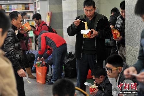 泡面板凳扑克牌春运10大神器一个都不能少(组图)