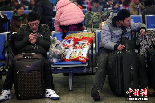 泡面板凳扑克牌春运10大神器一个都不能少(组图)(5)