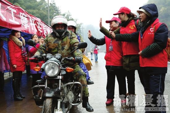 通道侗族自治县209国道独岩路段，回家过年的摩托大军在“返乡民工服务点”歇息。图/潇湘晨报通讯员 刘强