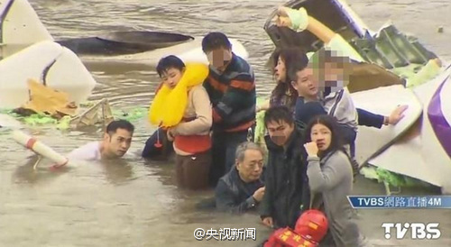 台湾复兴航空一架载有53人的航班坠河 致9人遇难