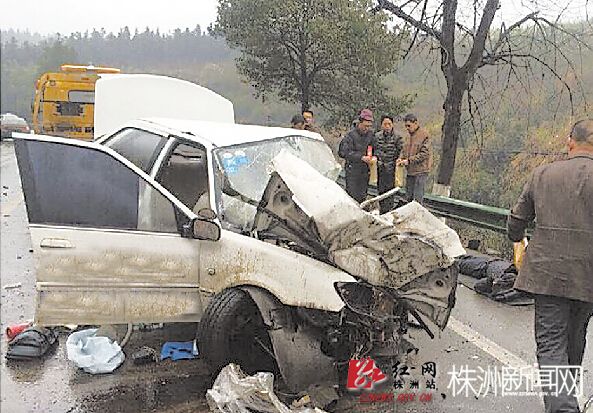 车祸现场，教练车严重受损（网友拍图，请来晚报领取稿费）