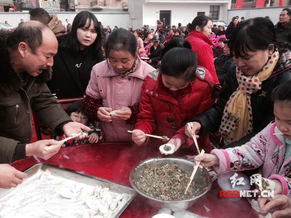 活动分会场还开设有剪纸和包 饺子活动，让市民提前过了一个越闹新年。