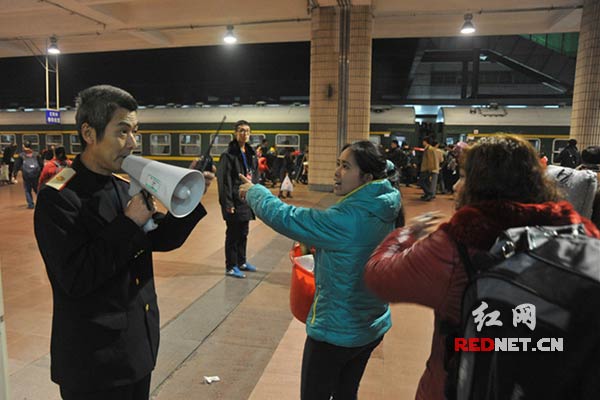 这位“老铁路”虽然已是两鬓白发，仍在半夜坚守，热心回答旅客咨询。