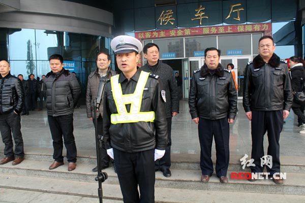 安乡县交警大队副大队长邱铁刚现场指挥