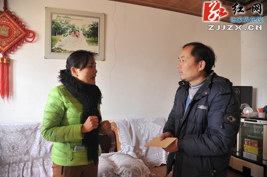 张家界市红十字会举行“博爱送万家 ”春节慰问活动