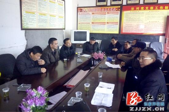 武陵源：朱用文赴联系村慰问 寒冬春风暖人心