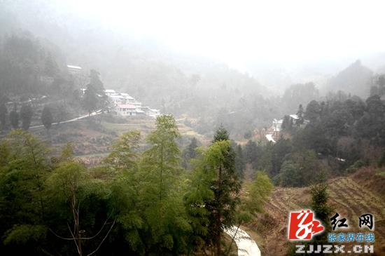 武陵源:朱用文赴联系村慰问 寒冬春风暖人心