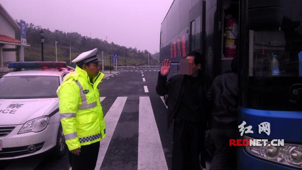 民警及时帮助被甩乘客踏上回家客车