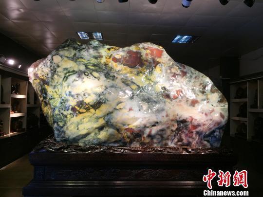 广西桂林现18吨重七彩鸡血玉 估价逾3亿元(图)