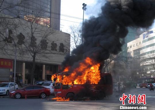 图为自燃的中巴车。 孙晓龙 摄