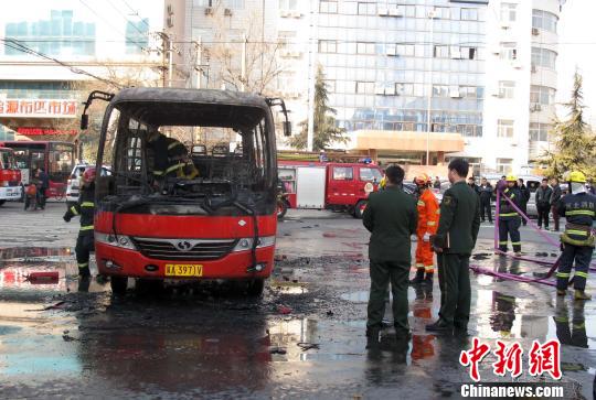 图为自燃的中巴车。 孙晓龙 摄