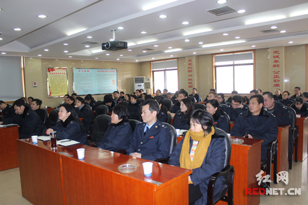 税务干部认真聆听讲座。