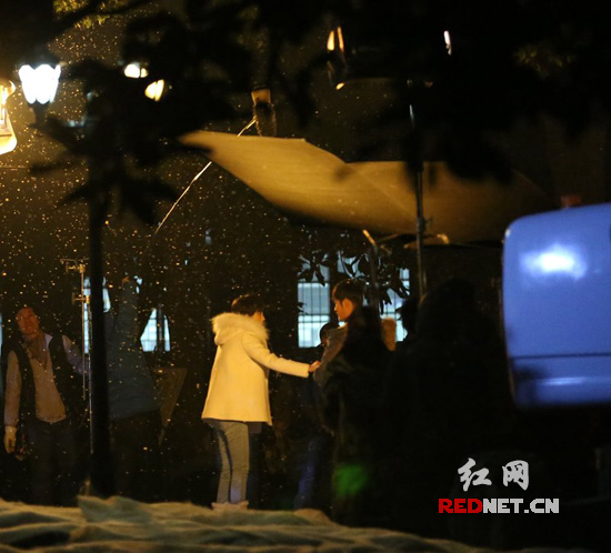 电影版《何以笙箫默》拍夜戏，杨幂与黄晓明手拉手在雪中上演浪漫戏码。