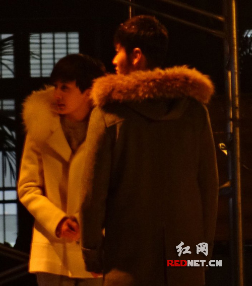 杨幂与黄晓明玩雪中浪漫。