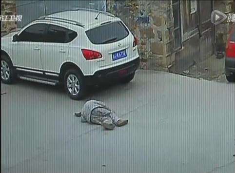 村民称倒地被碾死老人时常酗酒失态 无人敢扶