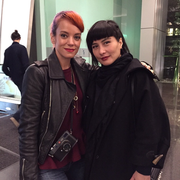 何超仪与好友Lily Allen