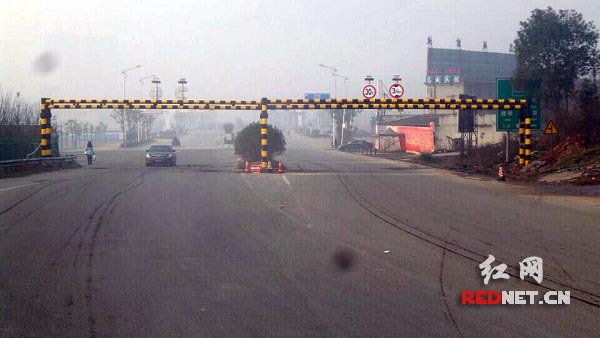 沪昆高速入口交汇的荷塘大道上设置了限高门。