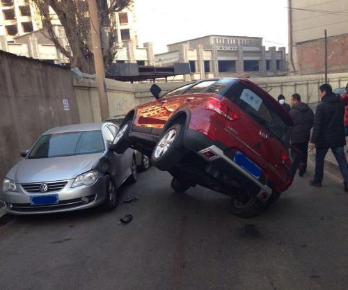 　　宝来的后视镜掉落在地