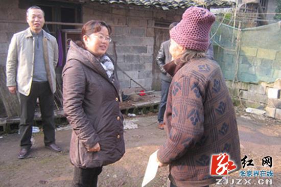 褚新年到武陵源区画卷路社区开展慰问活动