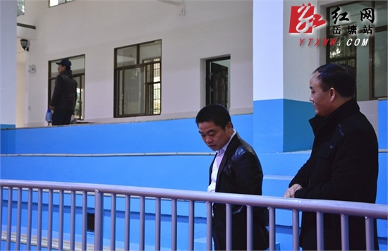 王永红调研原湘纺体育馆改造工程 与市民亲切交谈