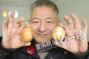 　　▲关庆生在鸡蛋上雕刻的美国总统富兰克林（右）和苏联元帅斯大林