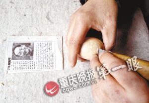 　　▲在鸡蛋上用刻刀慢慢雕刻