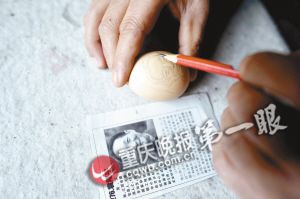 　　▲在鸡蛋上用铅笔勾出人像