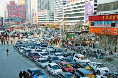 8日下午郑州火车站拥堵4个钟头 司机们打起扑克