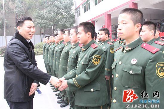 永定区节前慰问驻永部队官兵和困难群众形成常态化