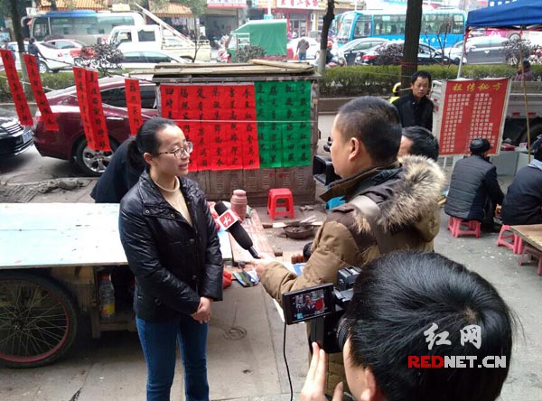 鹤城区副区长黄民香接受记者采访
