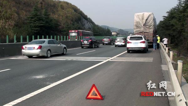 民警快速处置事故现场