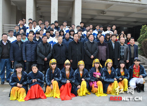副省长李友志与周南中学新疆班师生合影