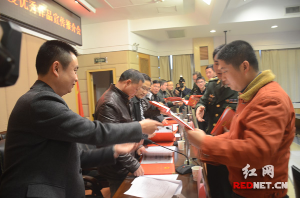 湖南省安监局和红网相关负责人给获奖代表颁发证书和奖牌。